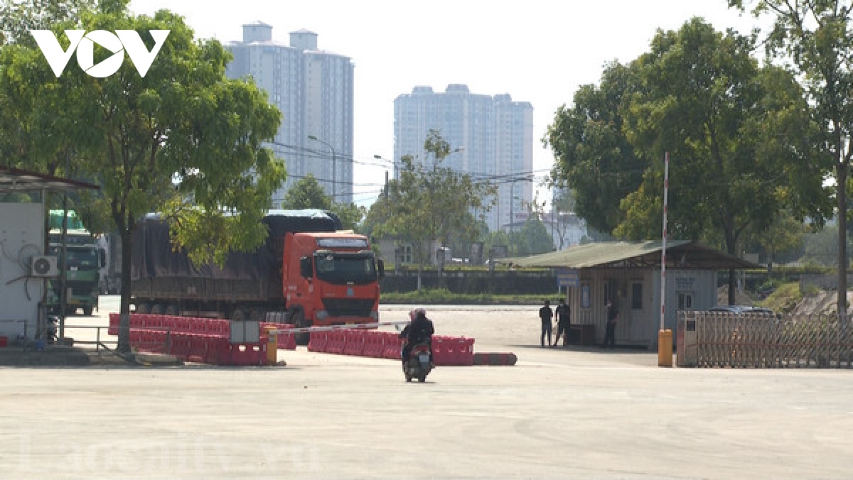 Trên 100 xe hàng thông quan qua cửa khẩu Lào Cai mỗi ngày